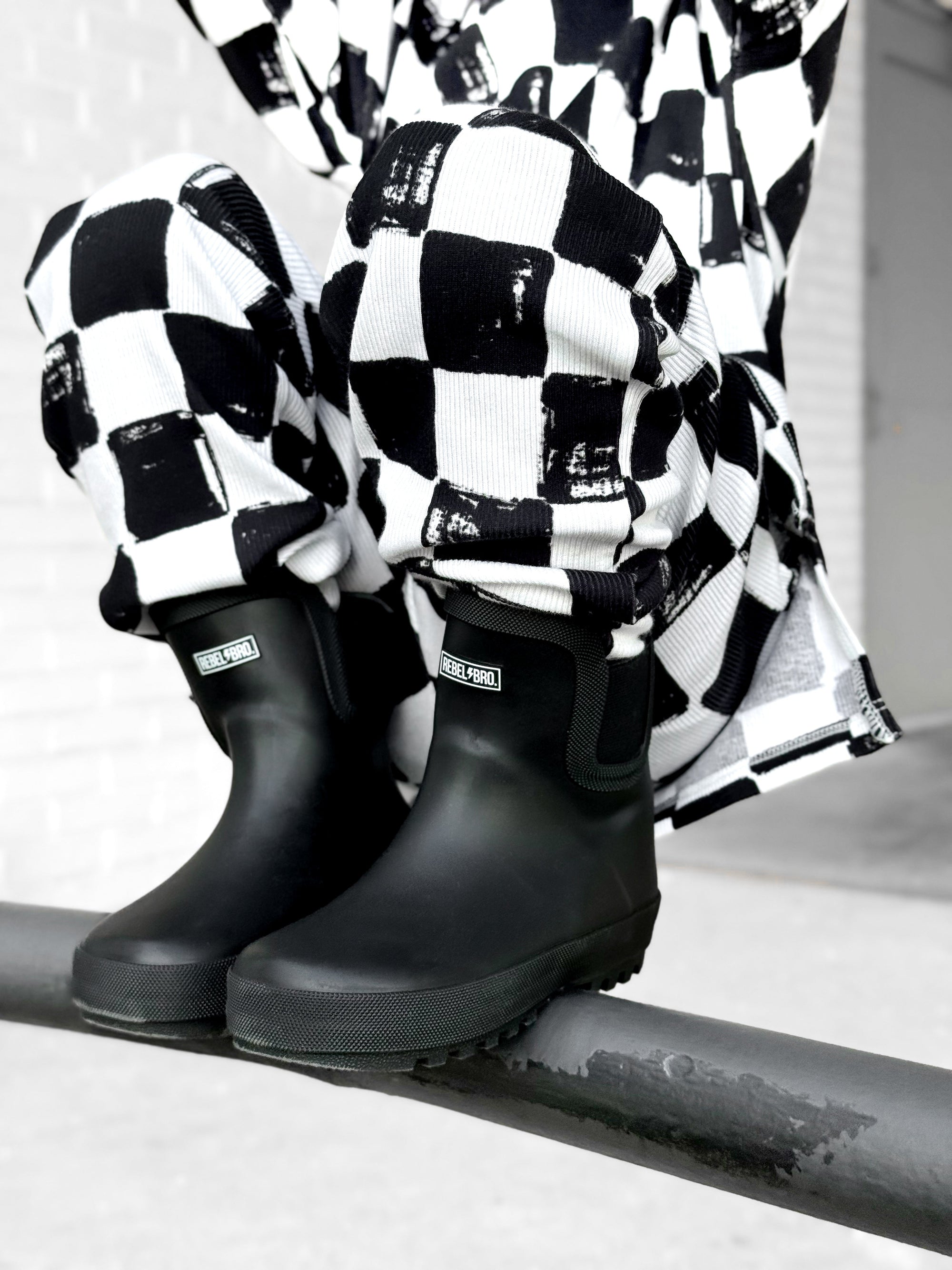 Classic Midi Rain Boot in Black / Black