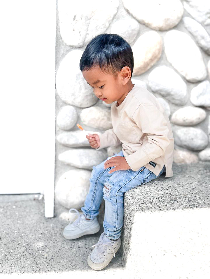 DISTRESSED JEANS - LIGHT WASH