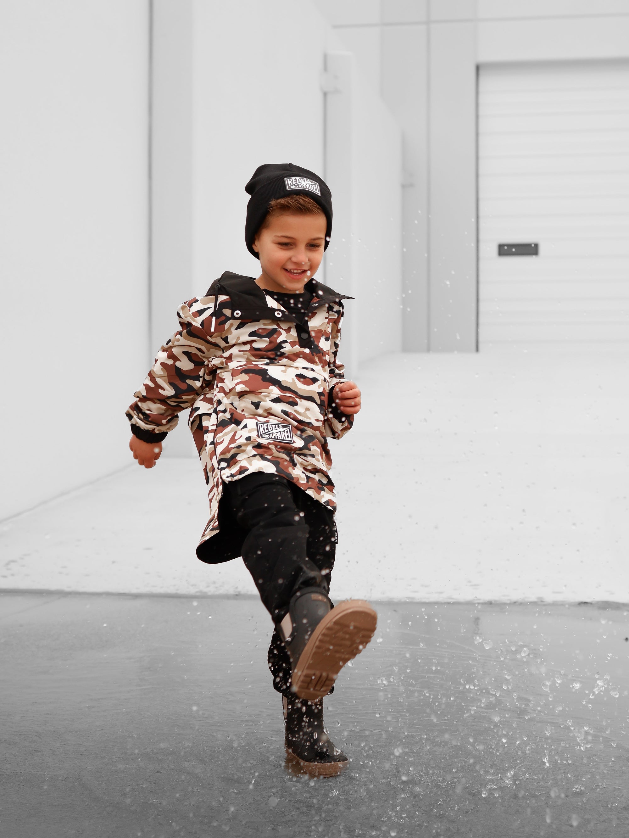 Classic Midi Rain Boot in Black / Taupe