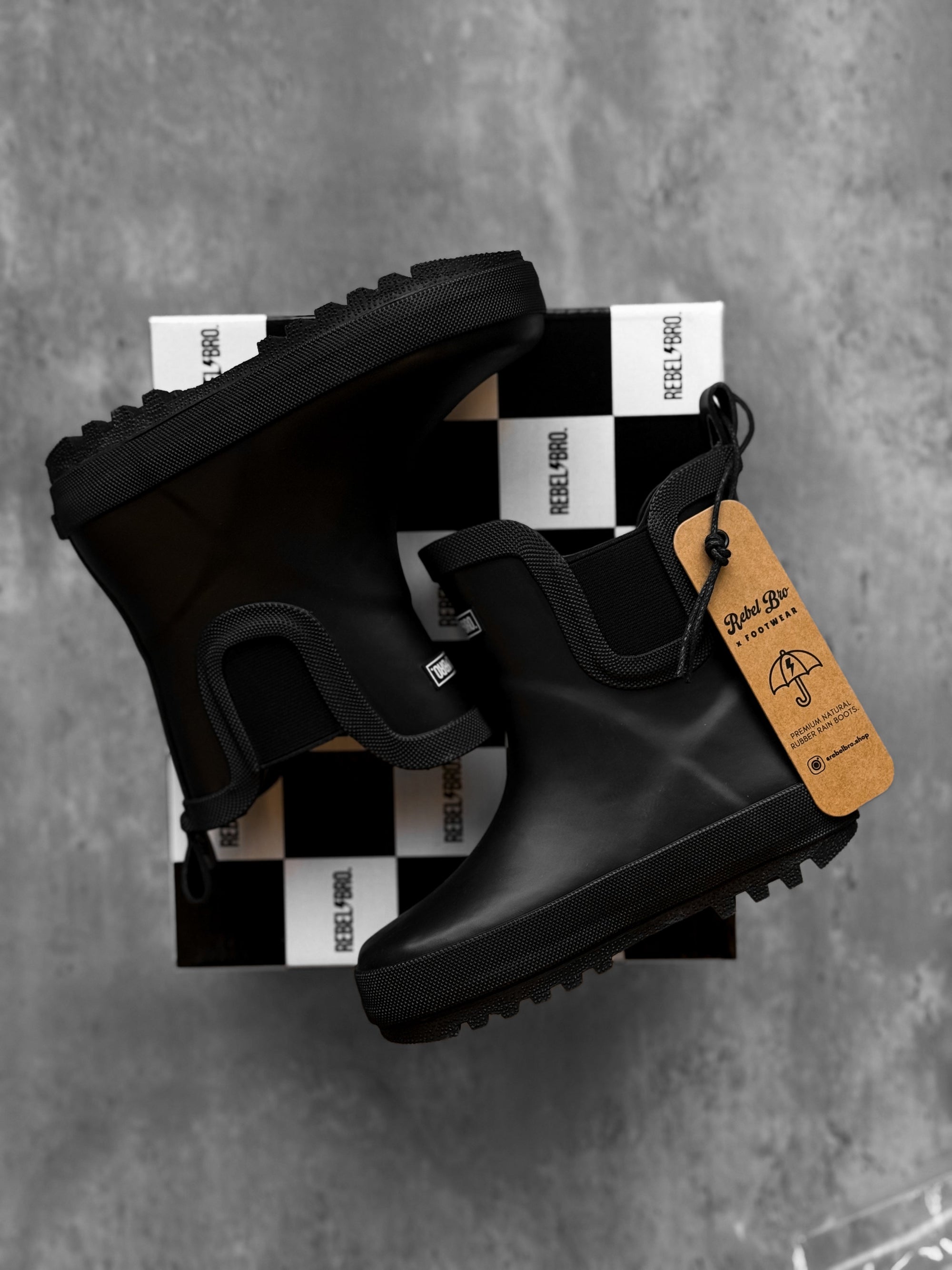 Classic Midi Rain Boot in Black / Black