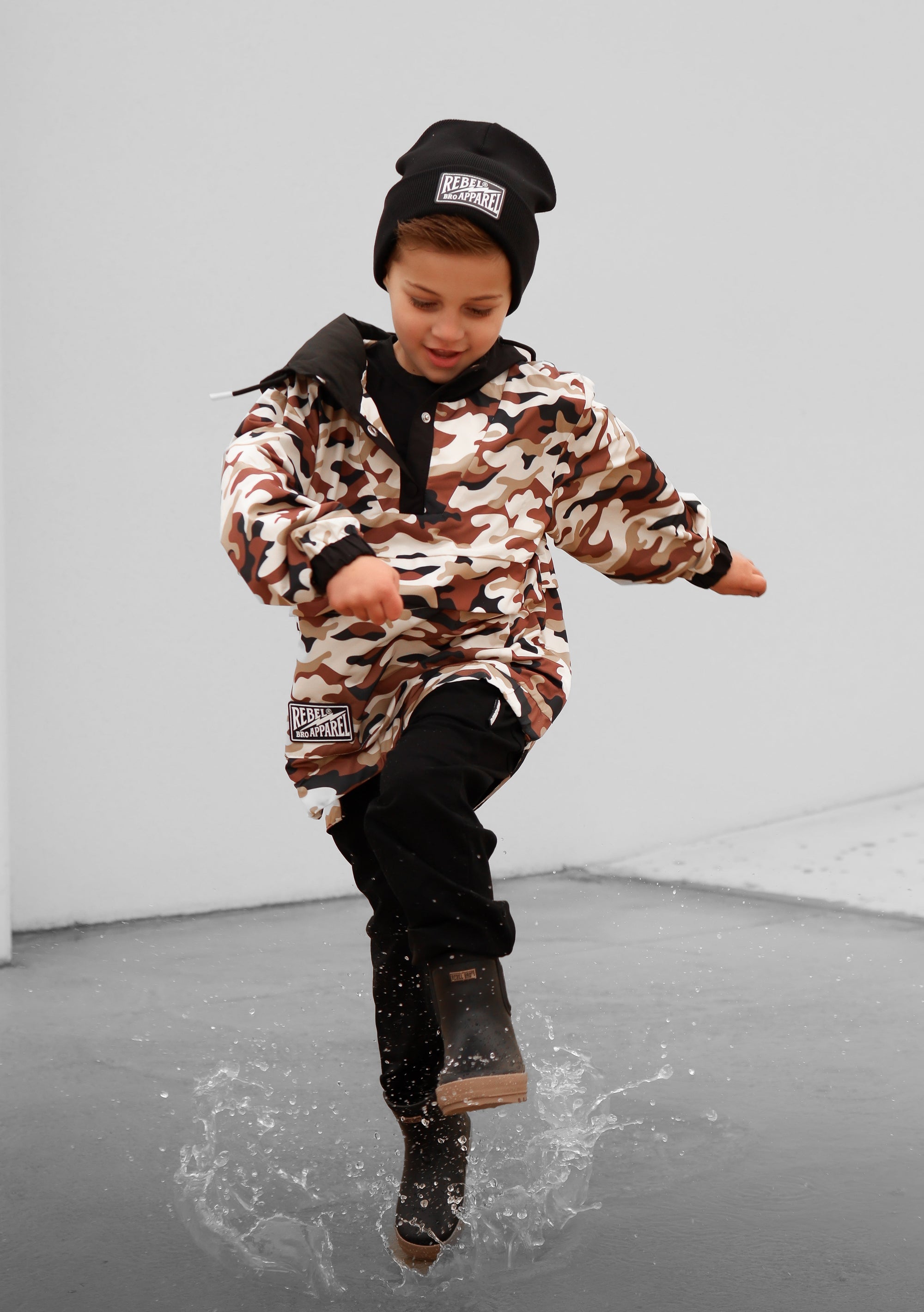Classic Midi Rain Boot in Black / Taupe