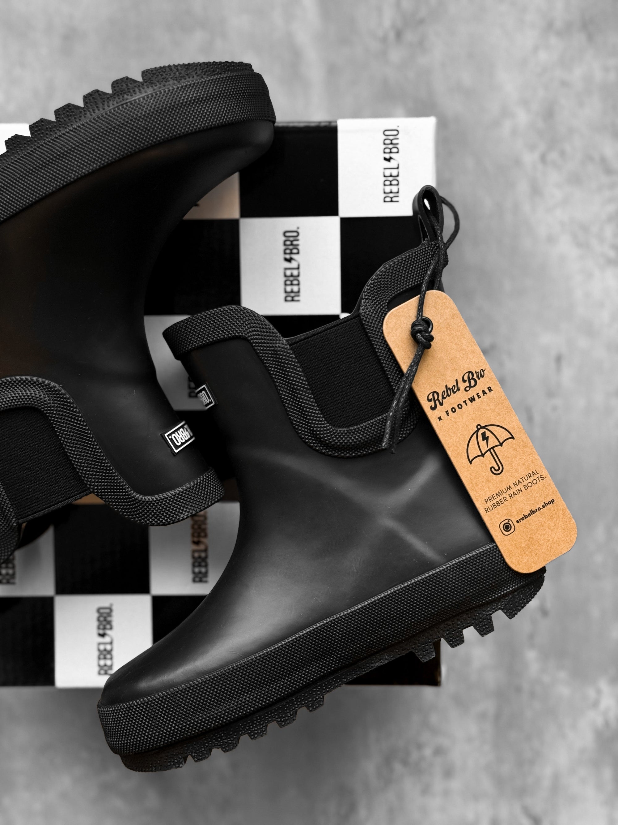 Classic Midi Rain Boot in Black / Black