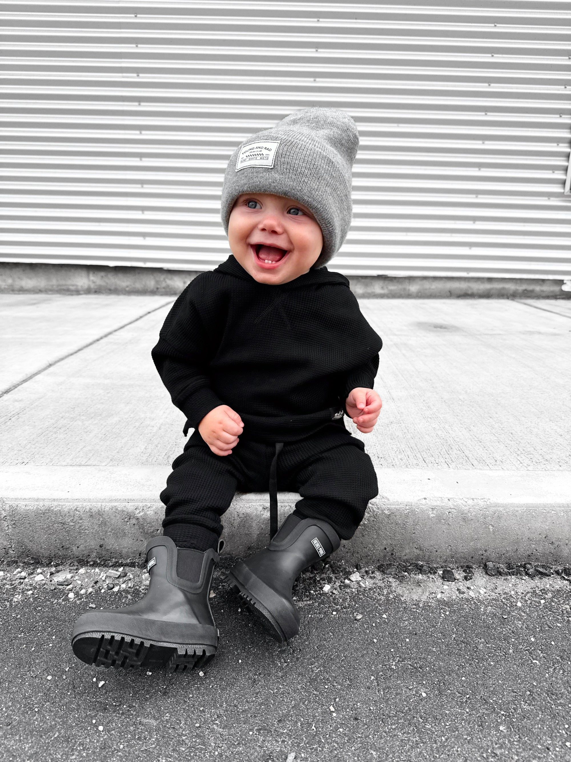Classic Midi Rain Boot in Black / Black