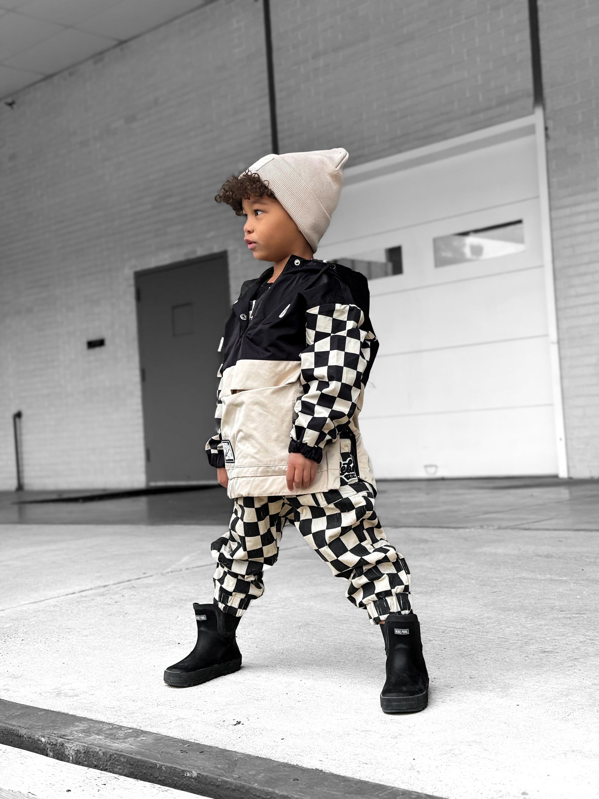 Pullover Windbreaker in Black/Oat