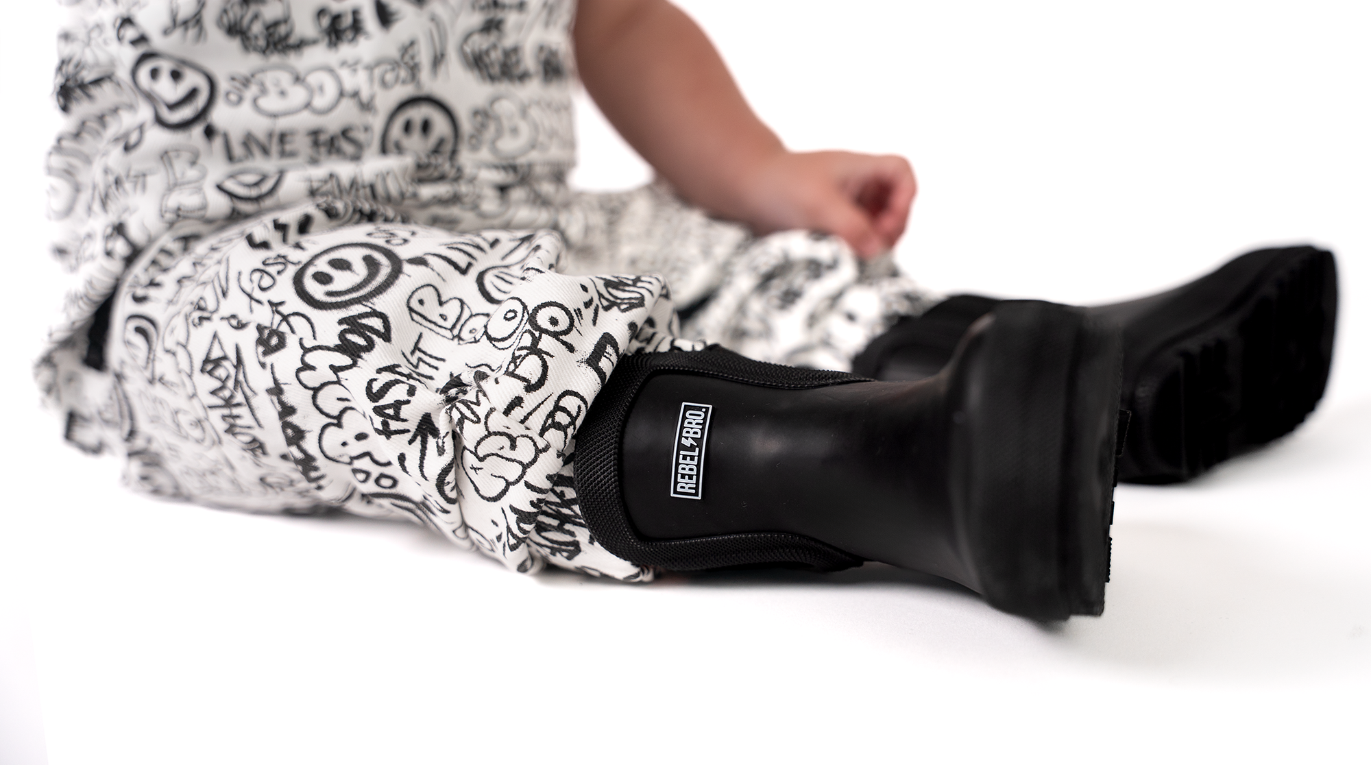 Classic Midi Rain Boot in Black / Black